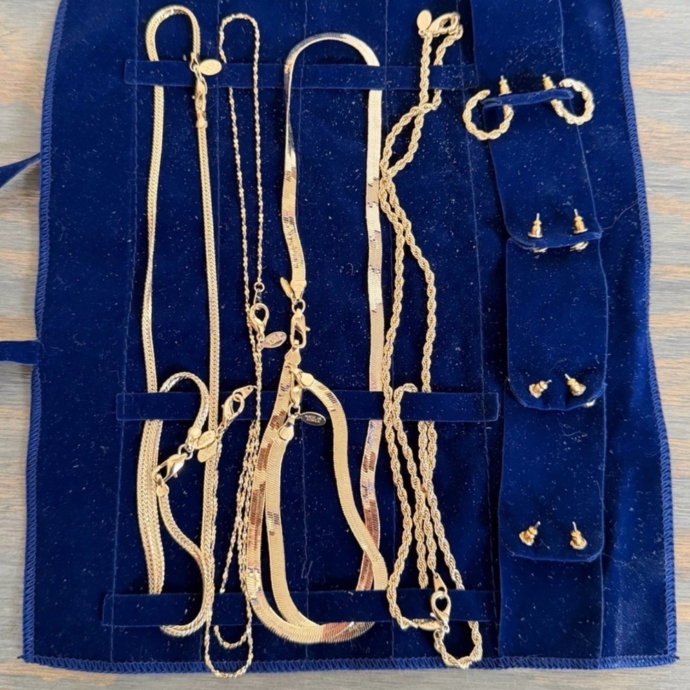 Gold tone jewelry set
